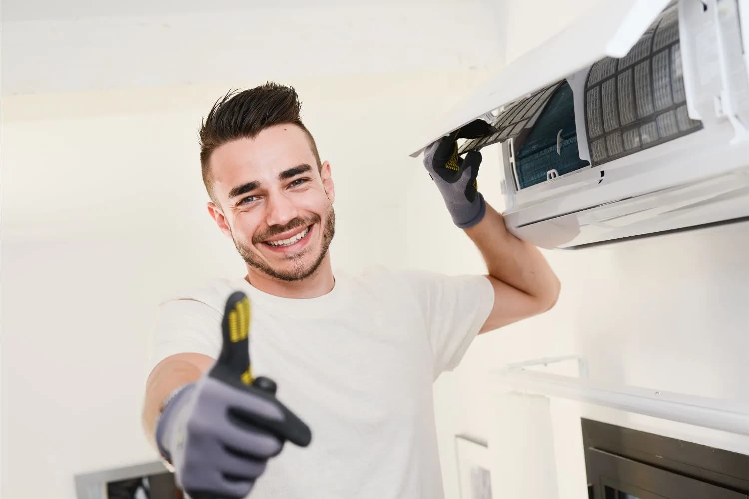 Technicien souriant lors d’un dépannage de climatisation