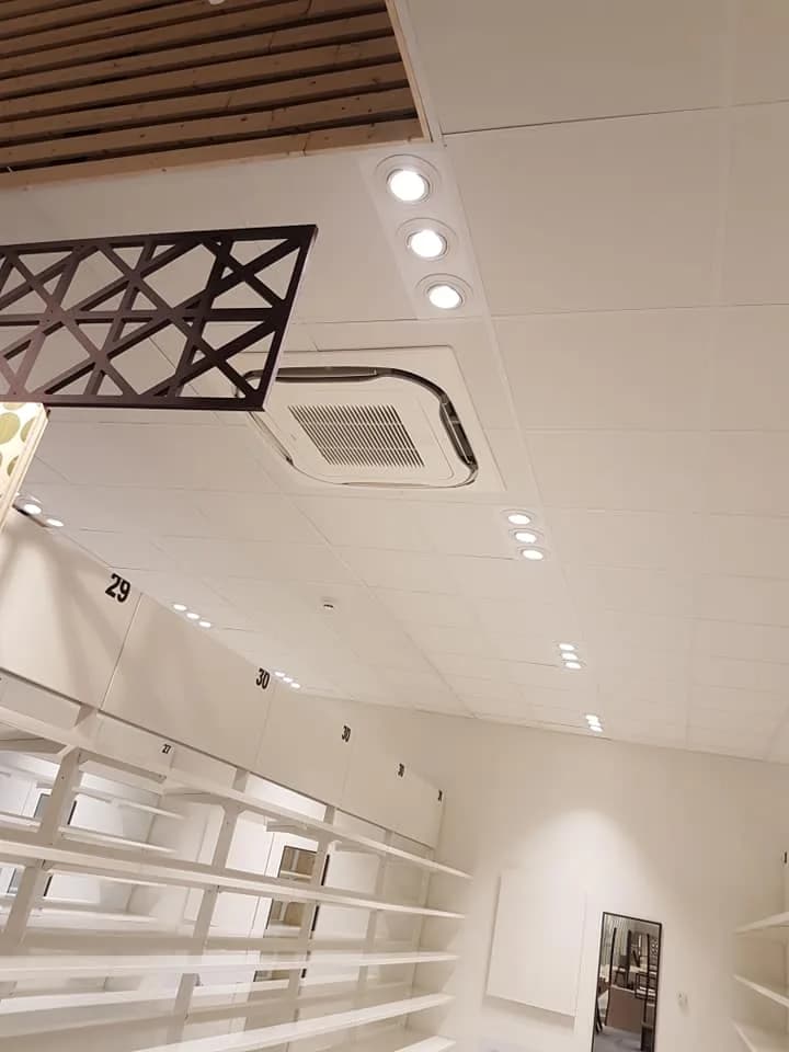 Cassette de climatisation installée dans un espace professionnel